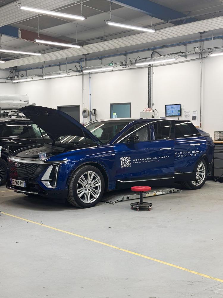 CADILLAC avant